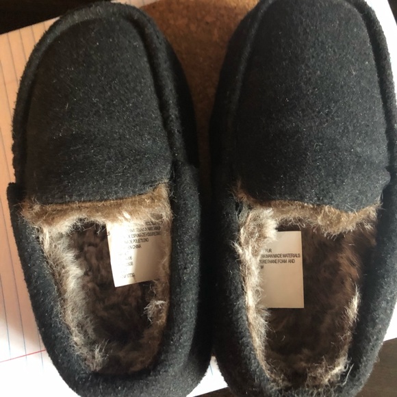 Size 7/8 black fuzzy slippers - Picture 8 of 9